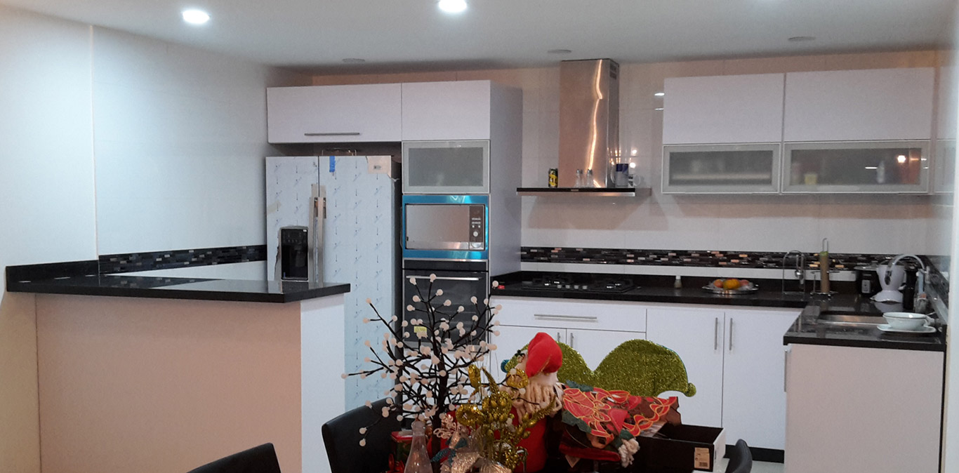 Cocina Integral Y Barra Blancas Con Meson En Granito Negro San Gabriel
